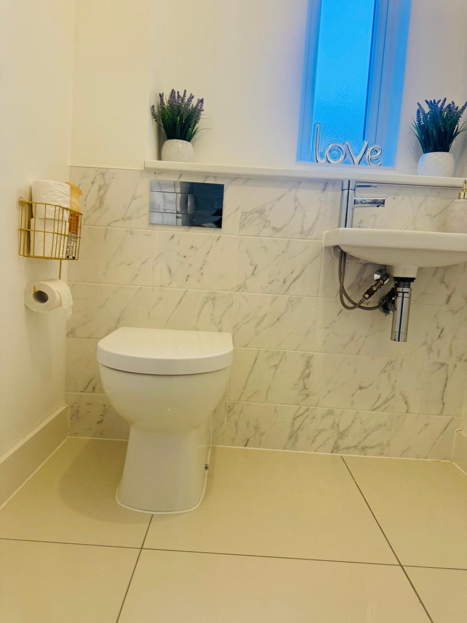 Modern New Built Kingsize Ensuite Homestay *