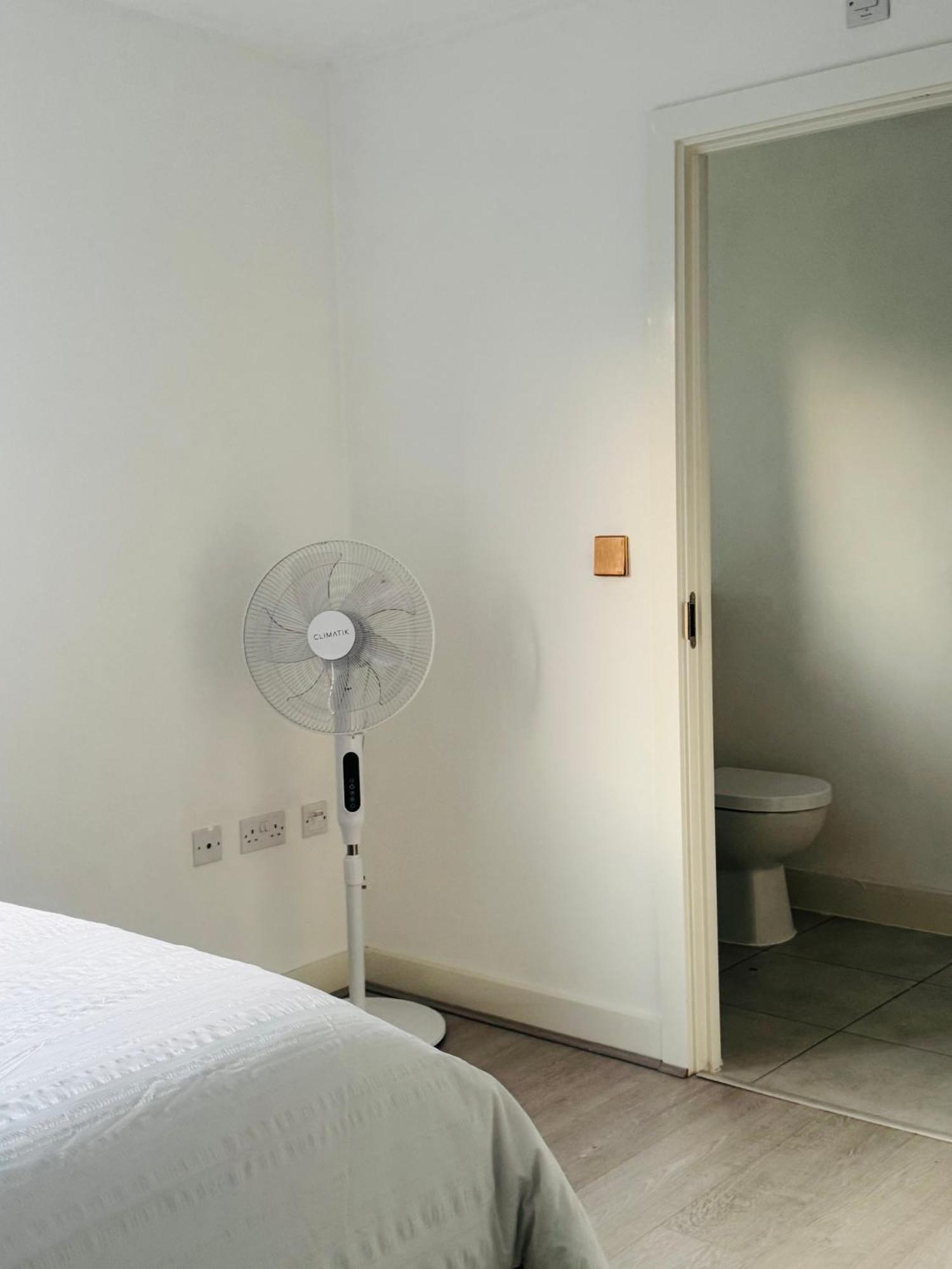 Modern New Built Kingsize Ensuite Homestay Manchester